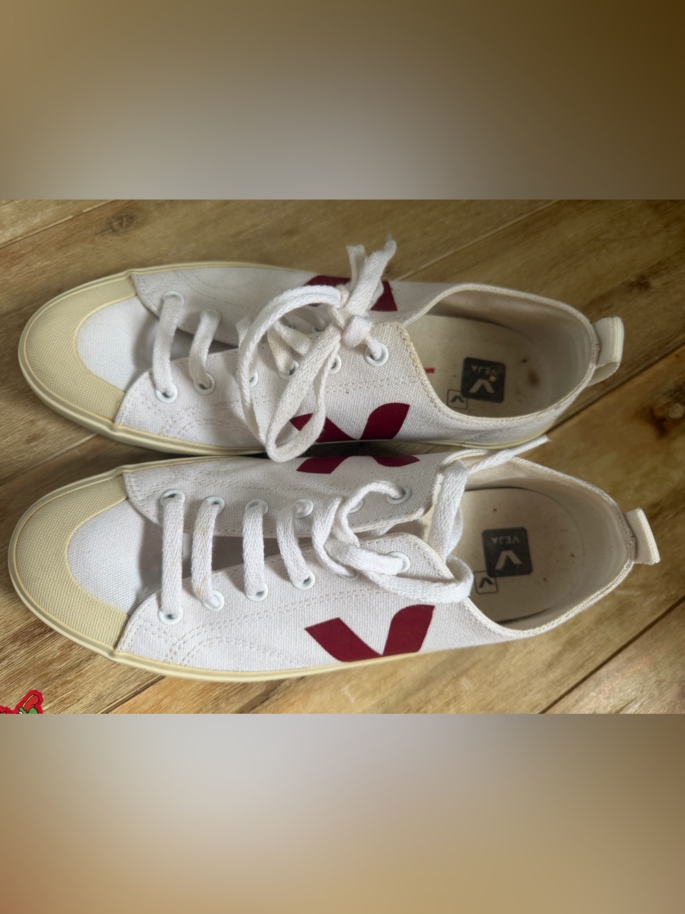 VEJA Nova Canvas 'White Marsala' with Crimson Red Lettering - Picture 4 of 5